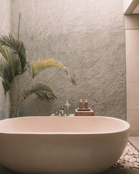 white ceramic bathtub