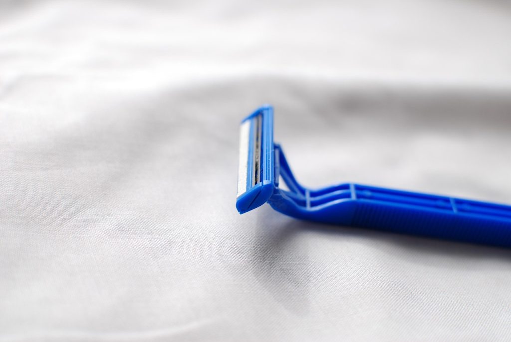 Man in badkamer met verzorgingsproducten voor intieme hygiëne