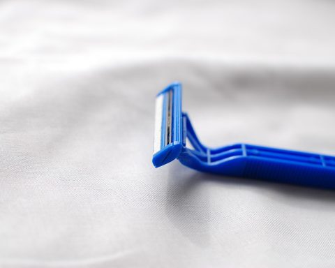 Man in badkamer met verzorgingsproducten voor intieme hygiëne