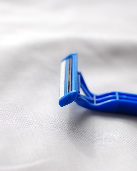 Man in badkamer met verzorgingsproducten voor intieme hygiëne