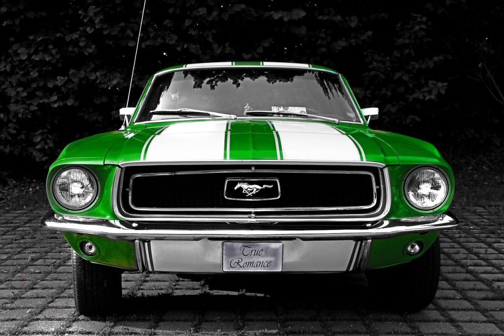 Klassieke Amerikaanse muscle car geparkeerd op een oprit in Nederland