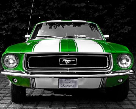 Klassieke Amerikaanse muscle car geparkeerd op een oprit in Nederland