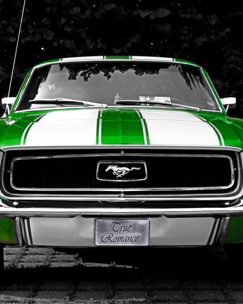 Klassieke Amerikaanse muscle car geparkeerd op een oprit in Nederland