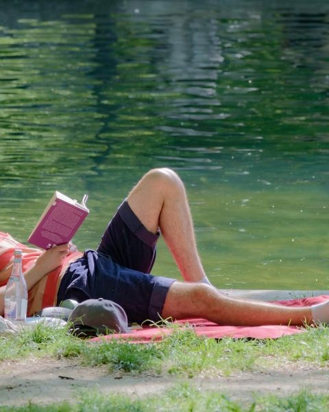 Jonge man die aandachtig een salarisstrook leest aan zijn bureau