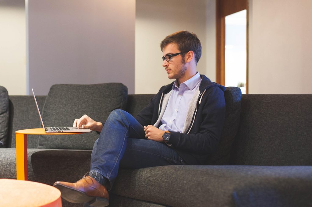 Jonge man werkt op laptop in een modern kantoor