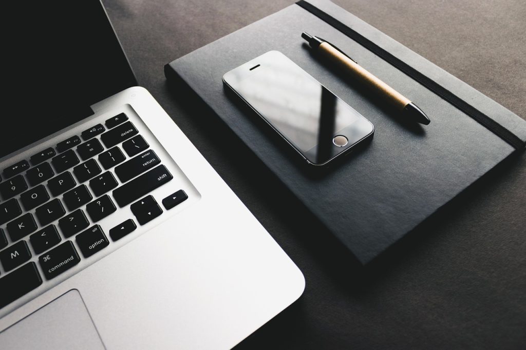 Kleine techcadeaus en bureau-accessoires uitgestald op een tafel