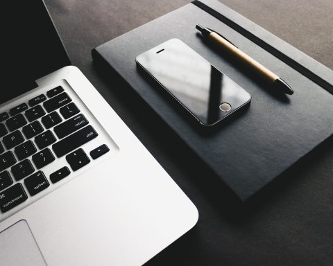 Kleine techcadeaus en bureau-accessoires uitgestald op een tafel