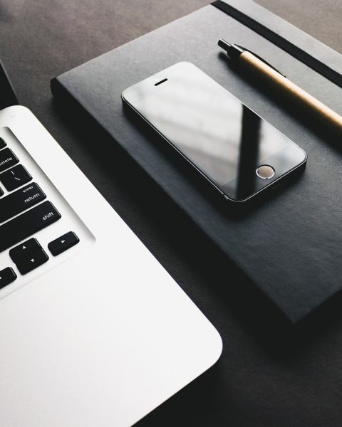 Kleine techcadeaus en bureau-accessoires uitgestald op een tafel