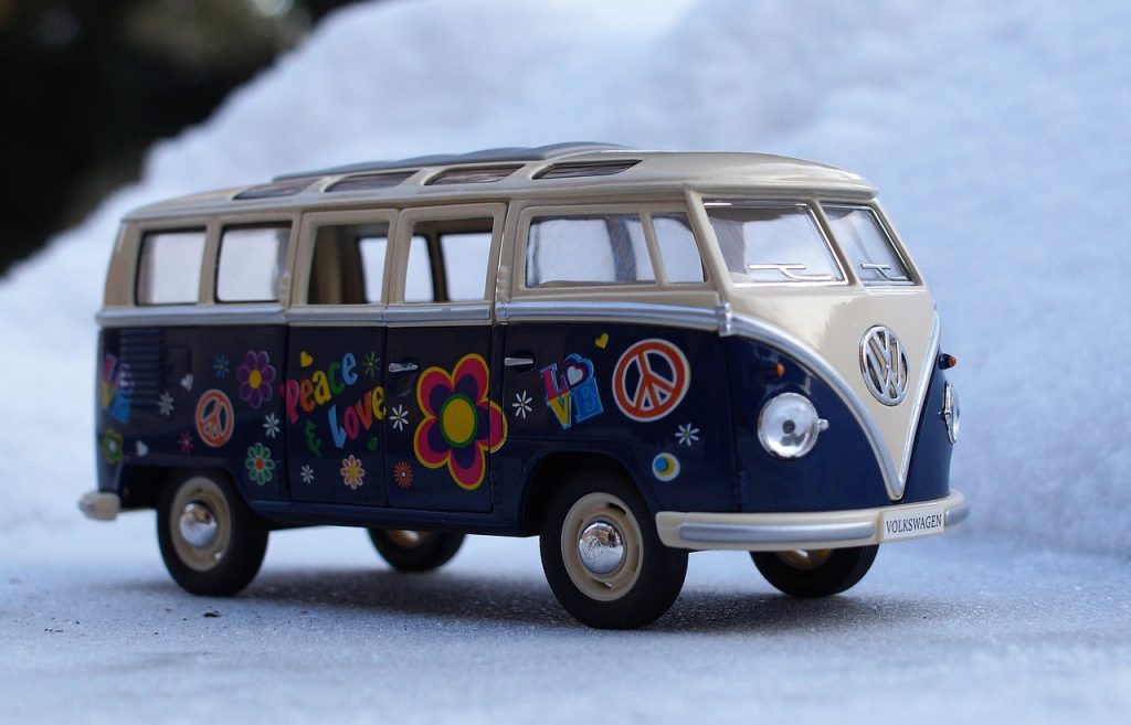Een klassieke VW T2 bus in een garage tijdens restauratie