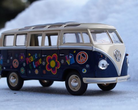 Een klassieke VW T2 bus in een garage tijdens restauratie
