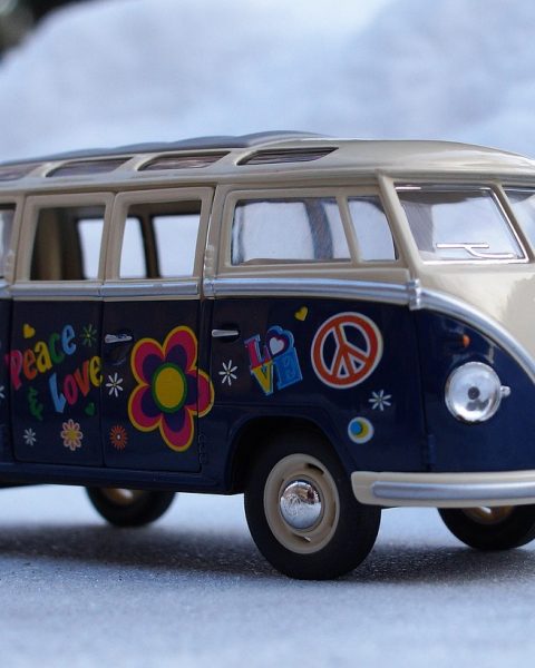 Een klassieke VW T2 bus in een garage tijdens restauratie