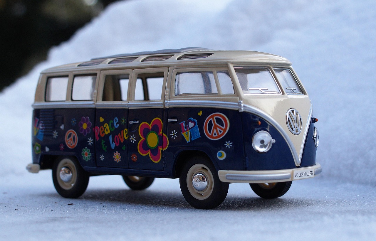 Een klassieke VW T2 bus in een garage tijdens restauratie