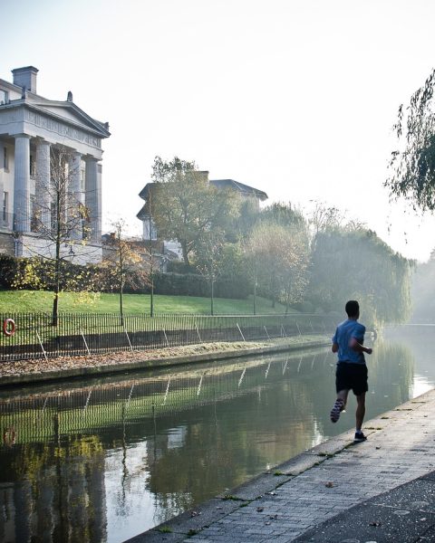Jonge man die vroeg in de ochtend buiten loopt in de zomer