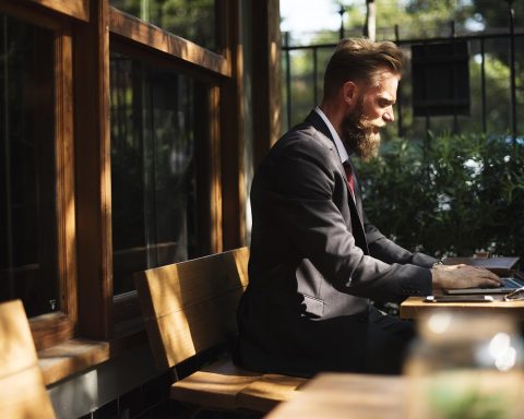 Jonge man die laat op de avond iets bestelt via zijn laptop tijdens een online sale