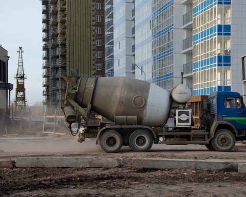 Een betonmixer op een bouwplaats klaar voor gebruik