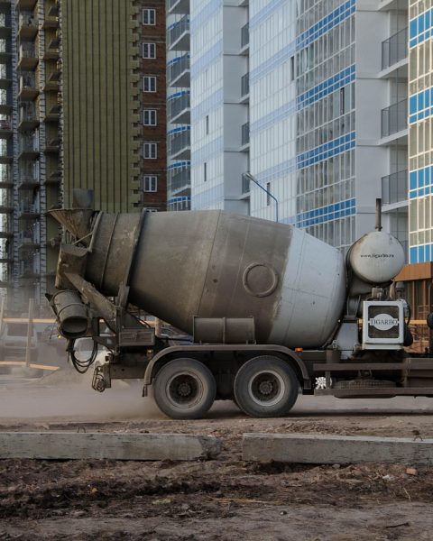 Een betonmixer op een bouwplaats klaar voor gebruik