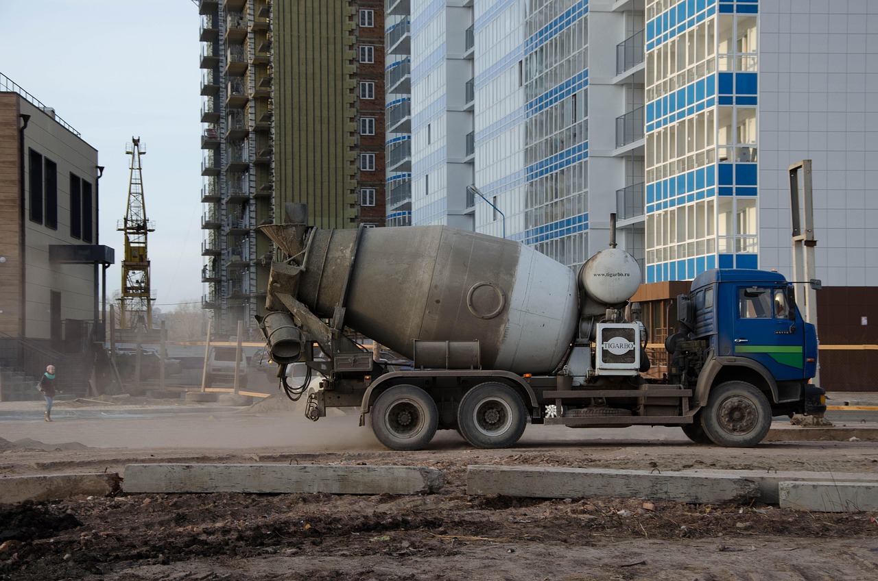 Een betonmixer op een bouwplaats klaar voor gebruik