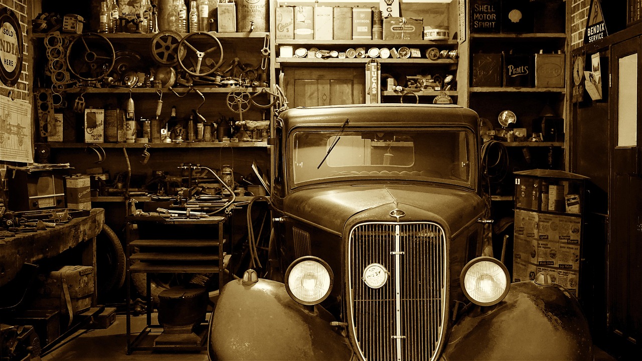 Monteur inspecteert een klassieke auto in een garage