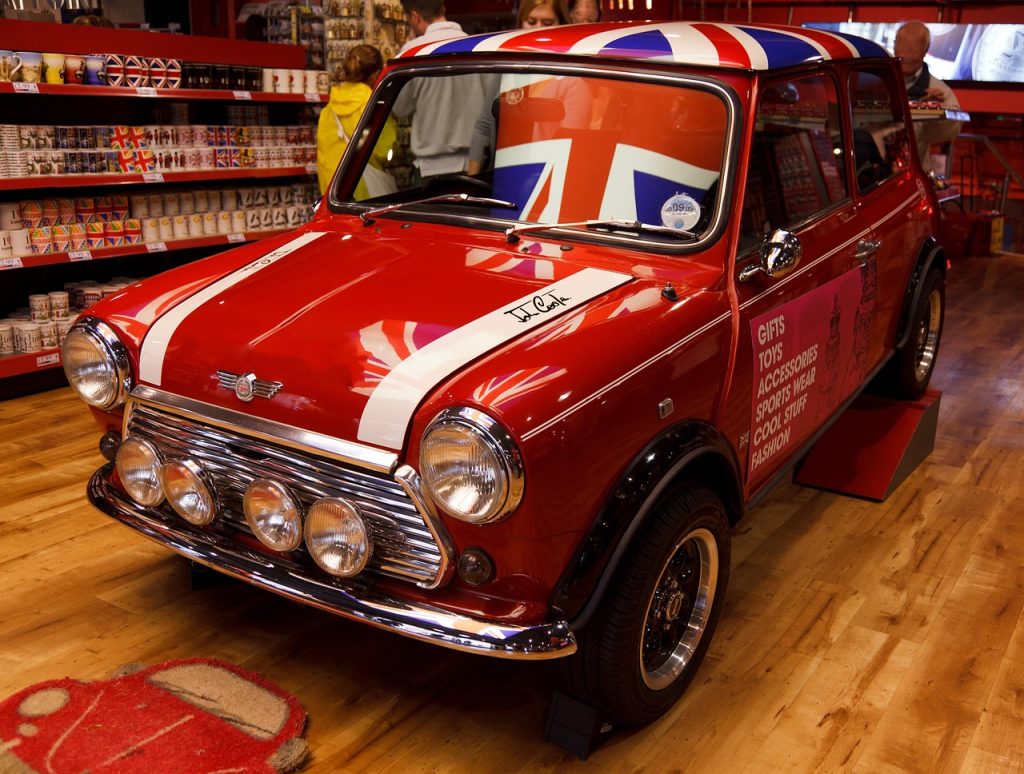 Een klassieke Britse sportwagen geparkeerd op een landweg in Nederland