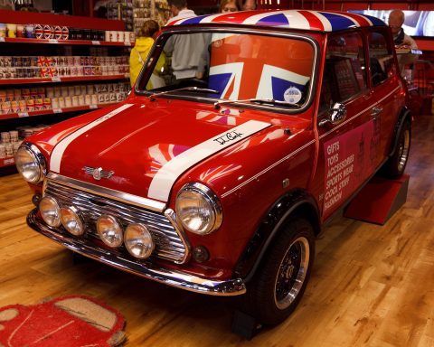 Een klassieke Britse sportwagen geparkeerd op een landweg in Nederland