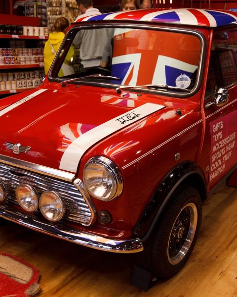 Een klassieke Britse sportwagen geparkeerd op een landweg in Nederland