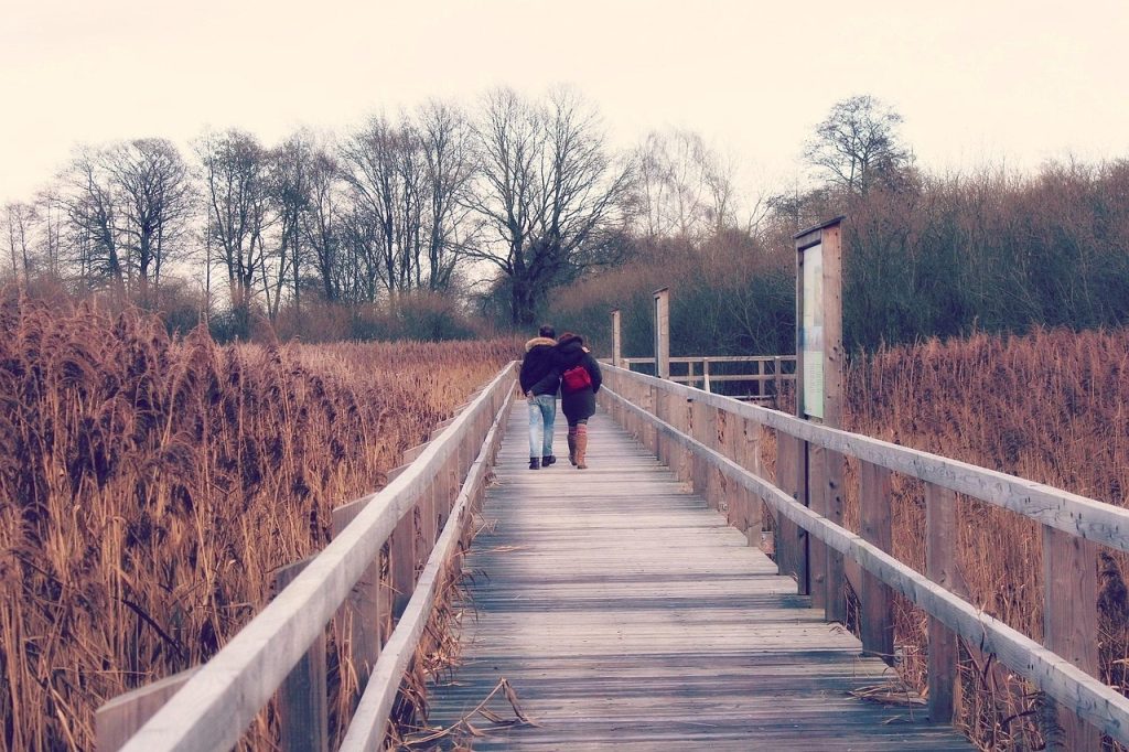Een man die hardloopt in koud herfstweer met meerdere lagen kleding aan