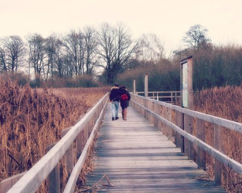 Een man die hardloopt in koud herfstweer met meerdere lagen kleding aan
