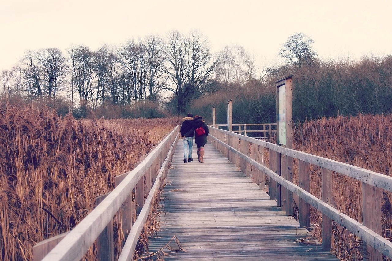 Een man die hardloopt in koud herfstweer met meerdere lagen kleding aan