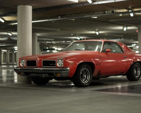 Amerikaanse muscle car geparkeerd in een garage klaar voor de winterstalling