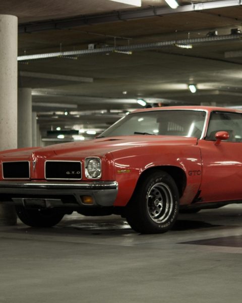 Amerikaanse muscle car geparkeerd in een garage klaar voor de winterstalling