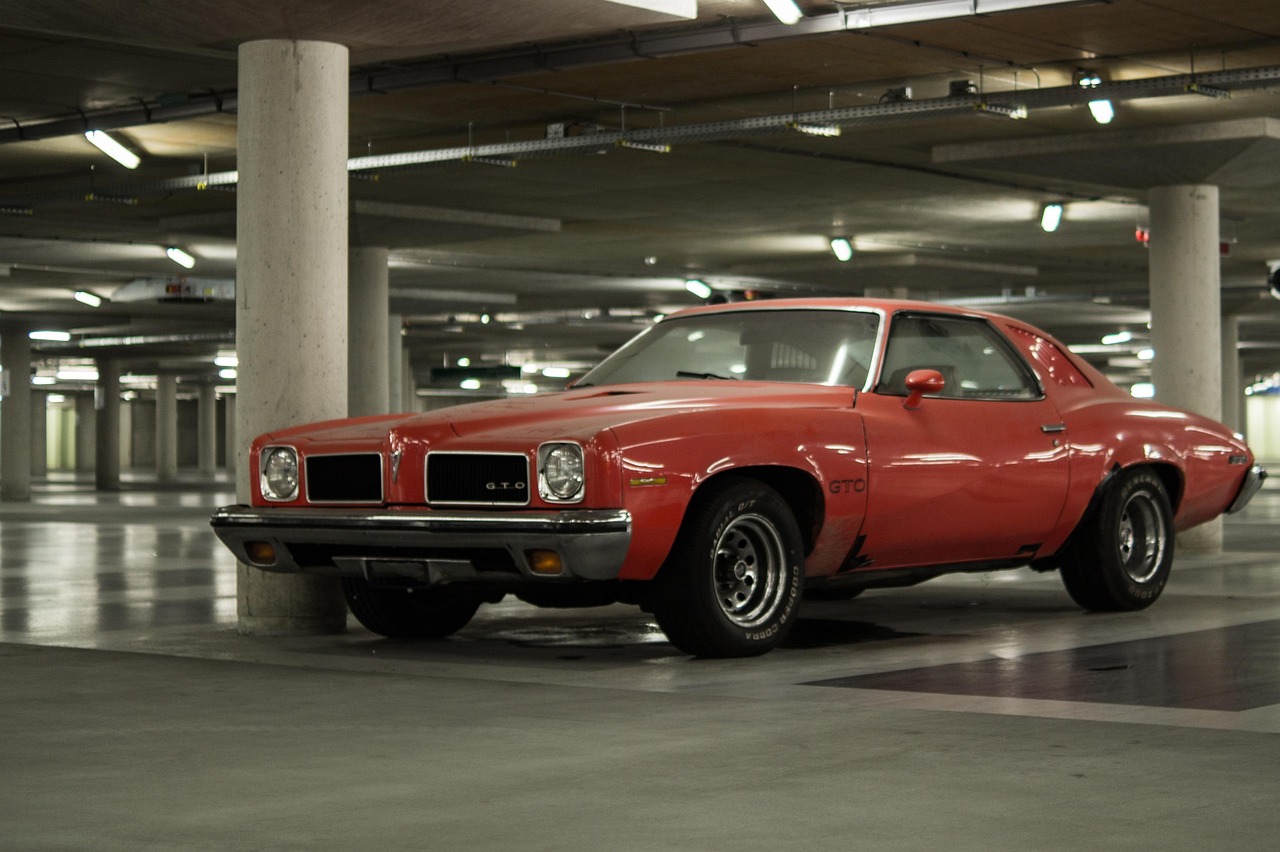Amerikaanse muscle car geparkeerd in een garage klaar voor de winterstalling