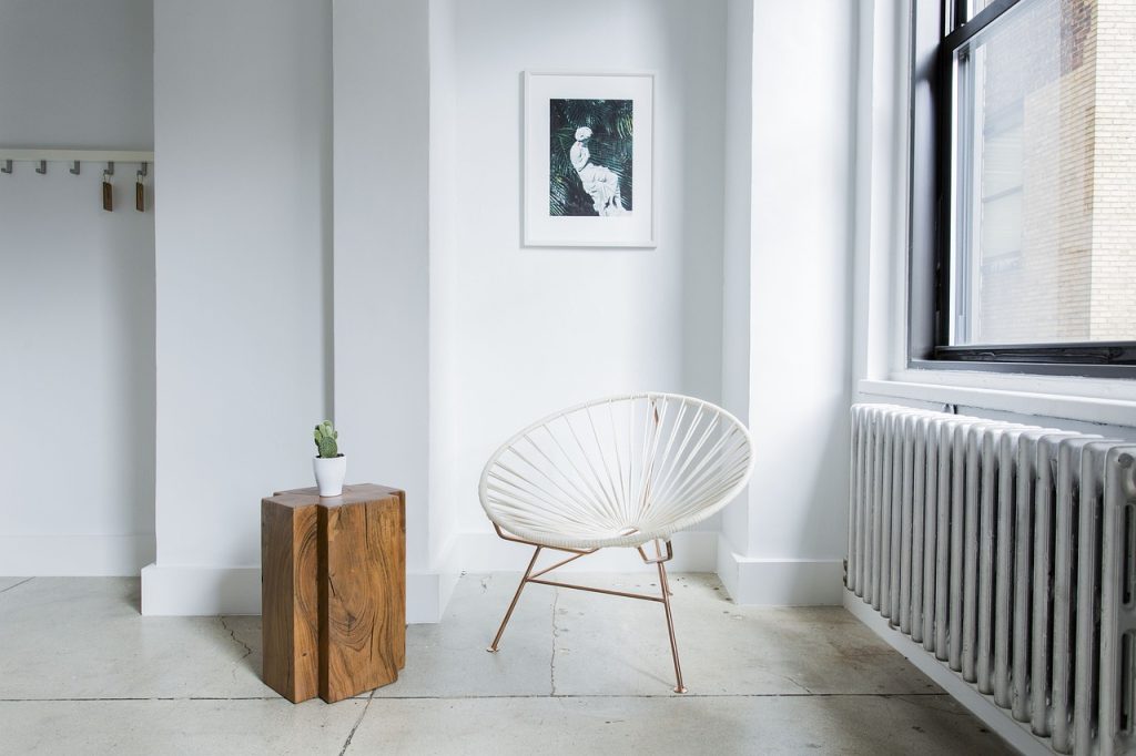 Pachira kamerplant naast een verwarmingsradiator bij een raam in de herfst