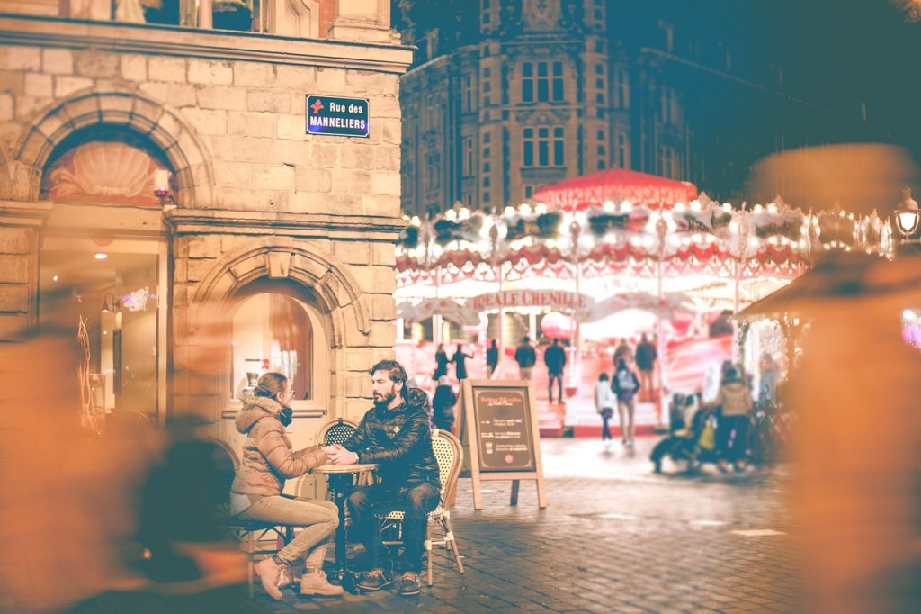 Stel buiten aan het einde van een date in de avond