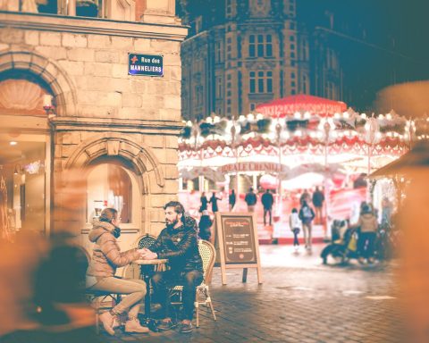 Stel buiten aan het einde van een date in de avond