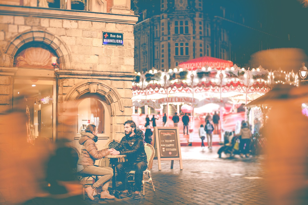 Stel buiten aan het einde van een date in de avond