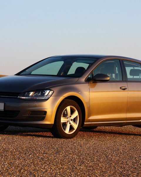 Een klassieke Volkswagen Golf 1 GTI in een garage tijdens restauratie