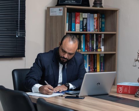 Man die zijn arbeidsvoorwaarden doorrekent aan zijn bureau