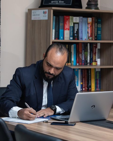 Man die zijn arbeidsvoorwaarden doorrekent aan zijn bureau