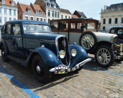Verzameling schaalmodellen van sportwagens in originele verpakking op een plank