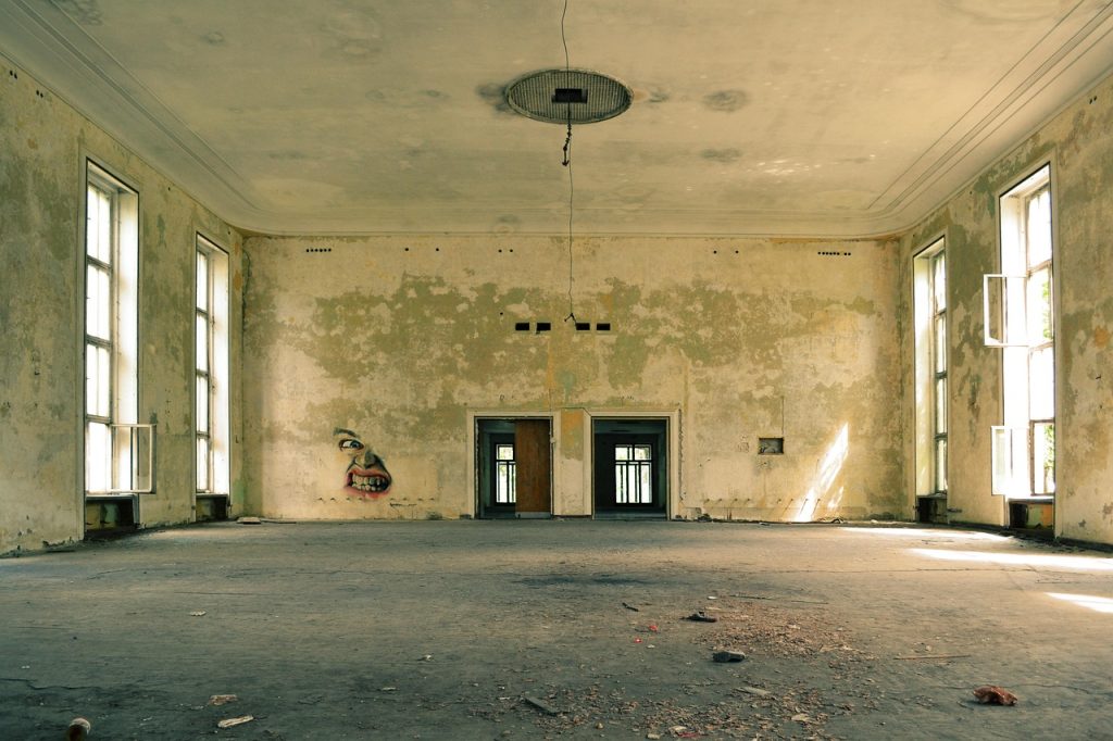 Een betonnen vloer in een lege kamer die wordt geëgaliseerd voor het leggen van laminaat of tegels
