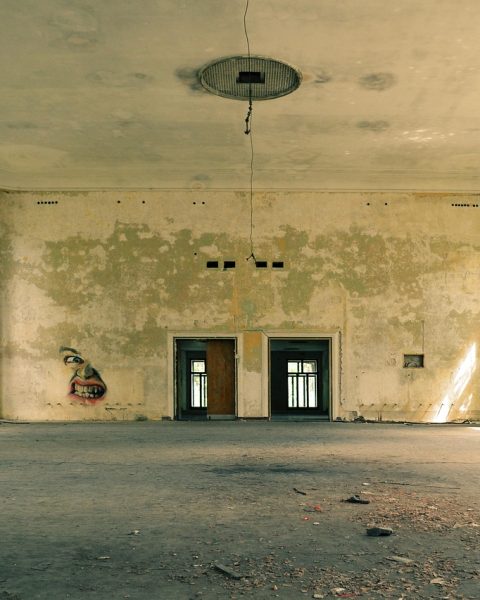 Een betonnen vloer in een lege kamer die wordt geëgaliseerd voor het leggen van laminaat of tegels