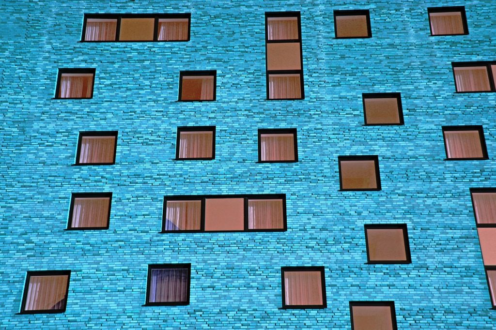 Schimmel en vochtplek op een muur in een huurwoning