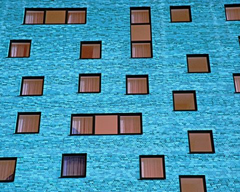 Schimmel en vochtplek op een muur in een huurwoning