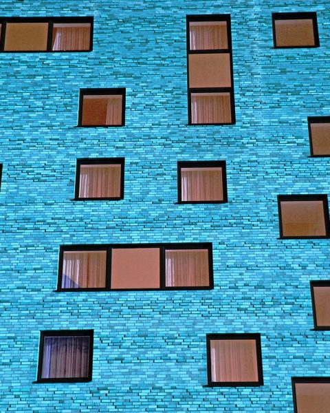 Schimmel en vochtplek op een muur in een huurwoning