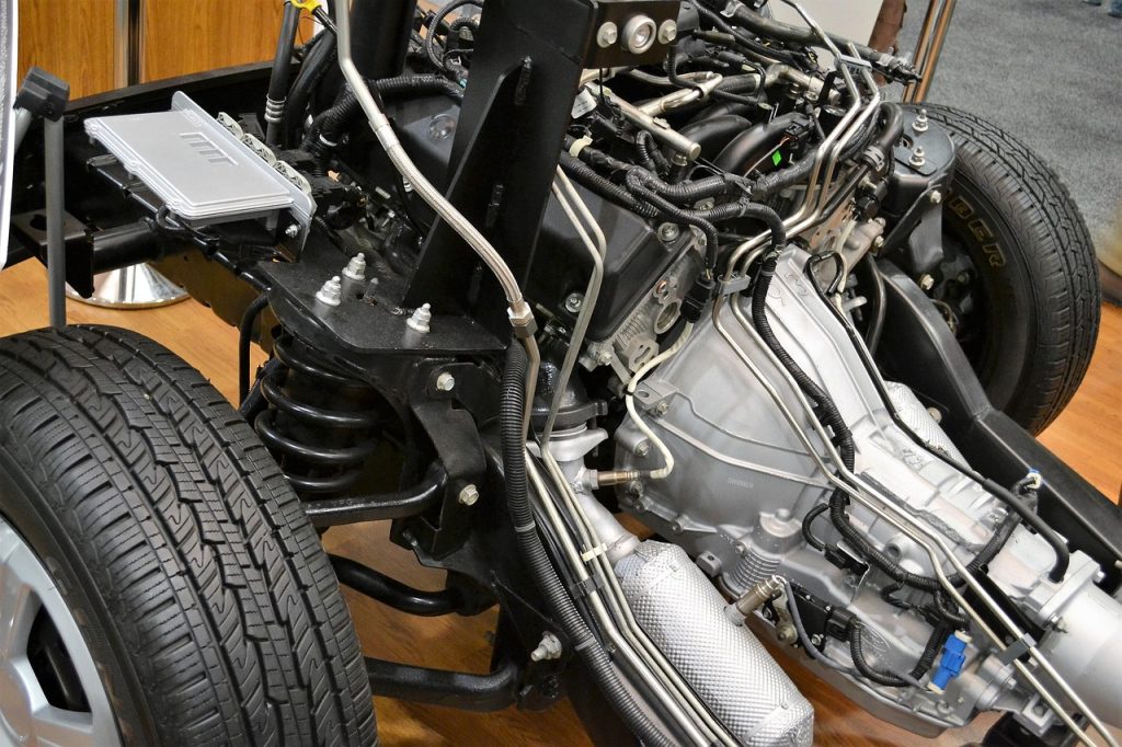 Auto met winterbanden in een garage klaar voor het seizoen