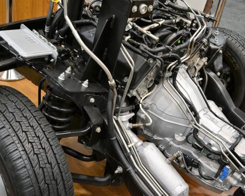 Auto met winterbanden in een garage klaar voor het seizoen